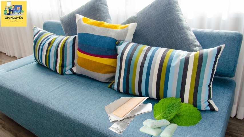 Cách tẩy bả kẹo cao su dính trên sofa